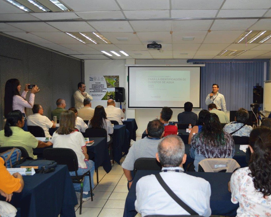 ponentes y asistentes al adiestramiento.