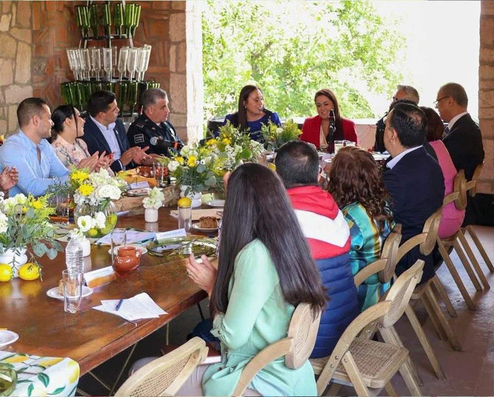 Representantes del gobierno del estado de Chiapas y del Instituto.