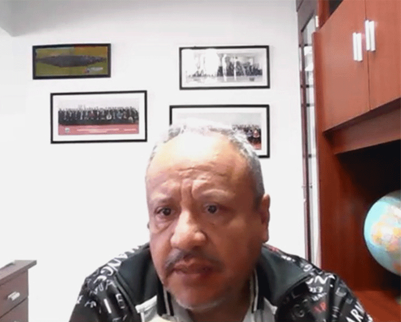 autoridades y personal asistente.