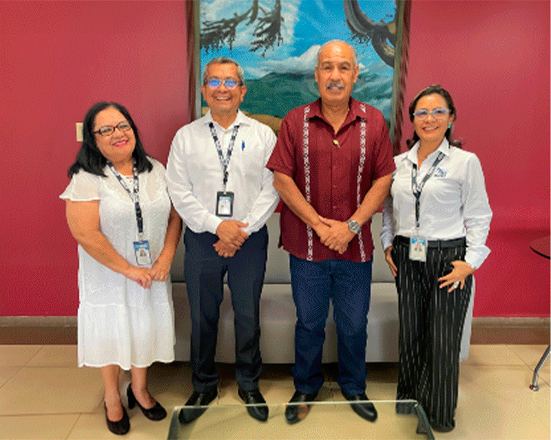 autoridades y personal asistente.