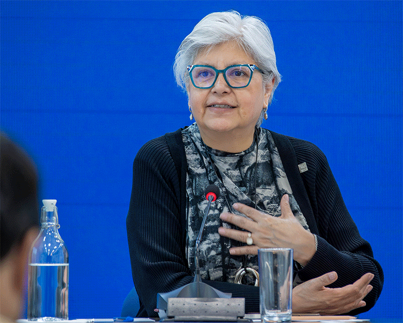 autoridades y personal asistente.