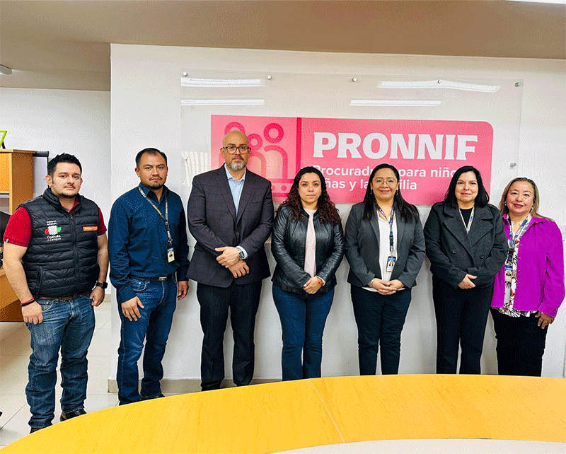 autoridades y personas asistentes.