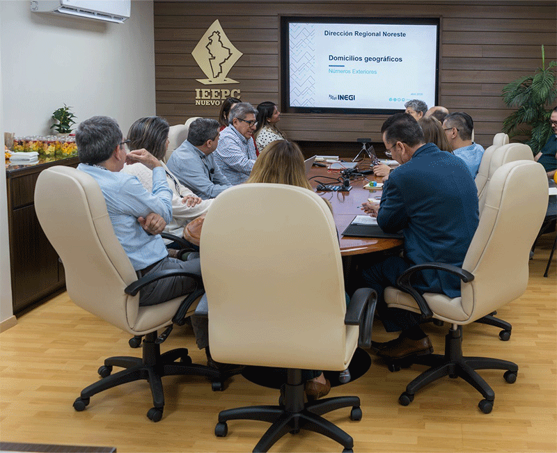 autoridades y personal asistente.