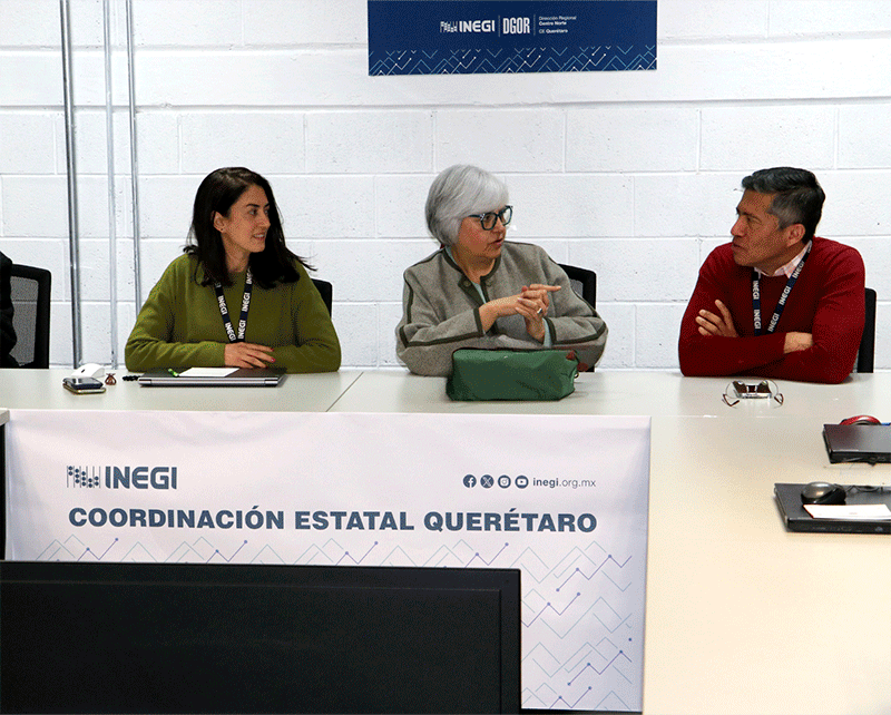 autoridades y personal del INEGI.