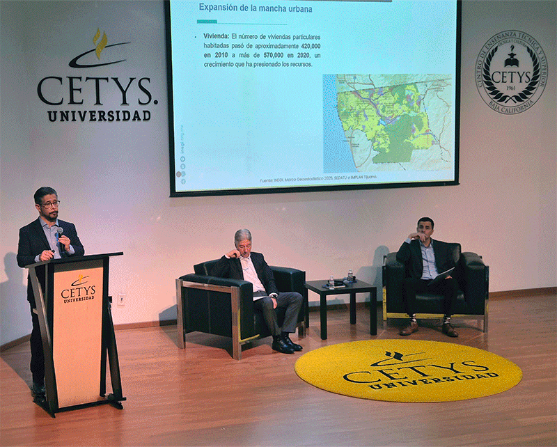  autoridades y personal asistente.