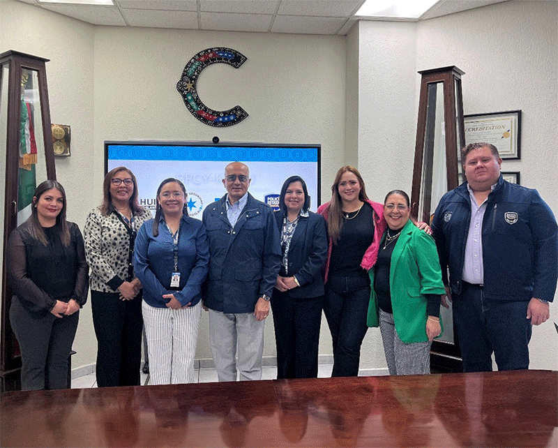 autoridades y personal asistente.