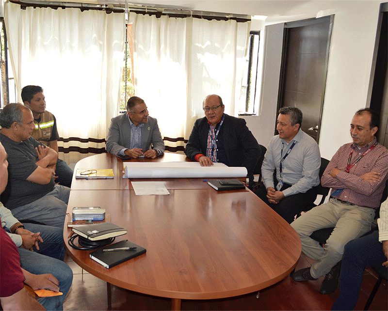 autoridades y personal asistente.