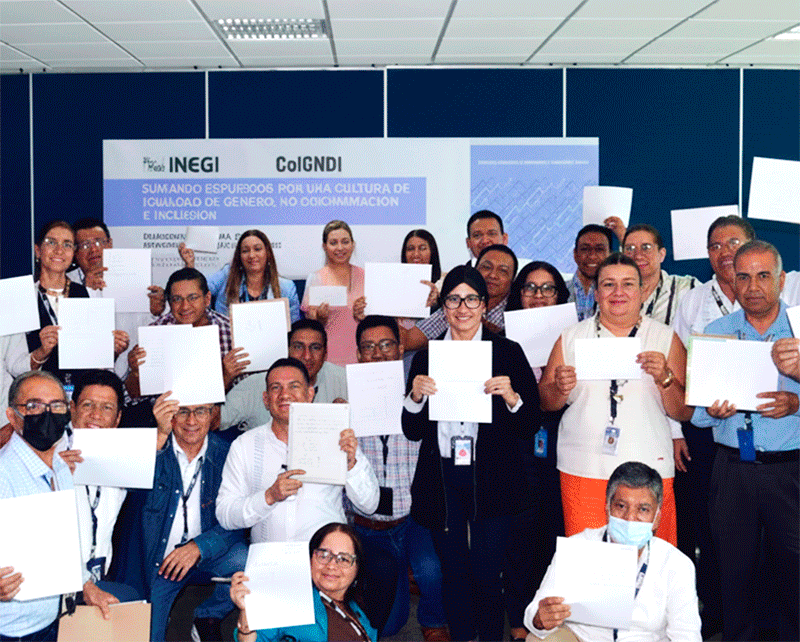  ponentes y asistentes al evento. 