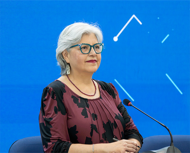 autoridades y medios de comunicación asistentes. 