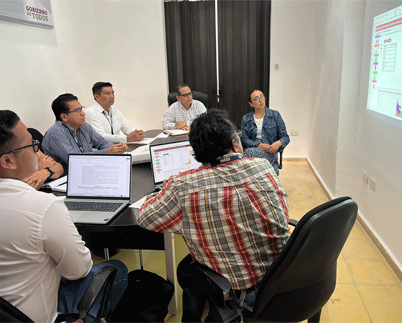  autoridades y asistentes.