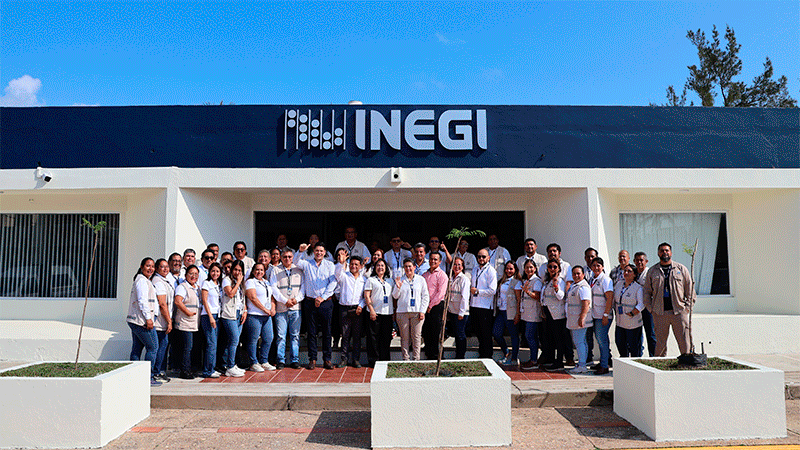 autoridades y personal en acto protocolario y recorrido.