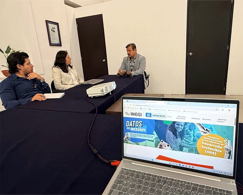 autoridades y personal asistente.