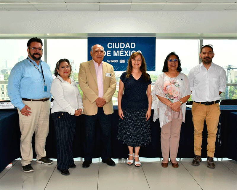 autoridades y público.