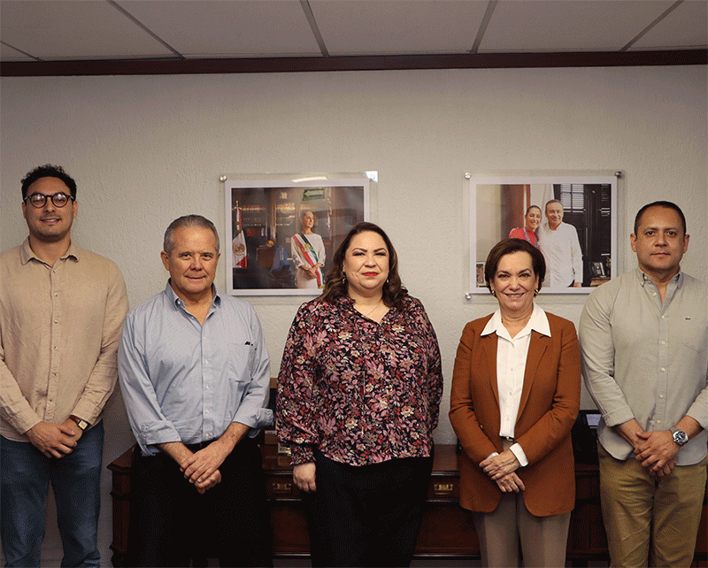  autoridades y personal asistente.