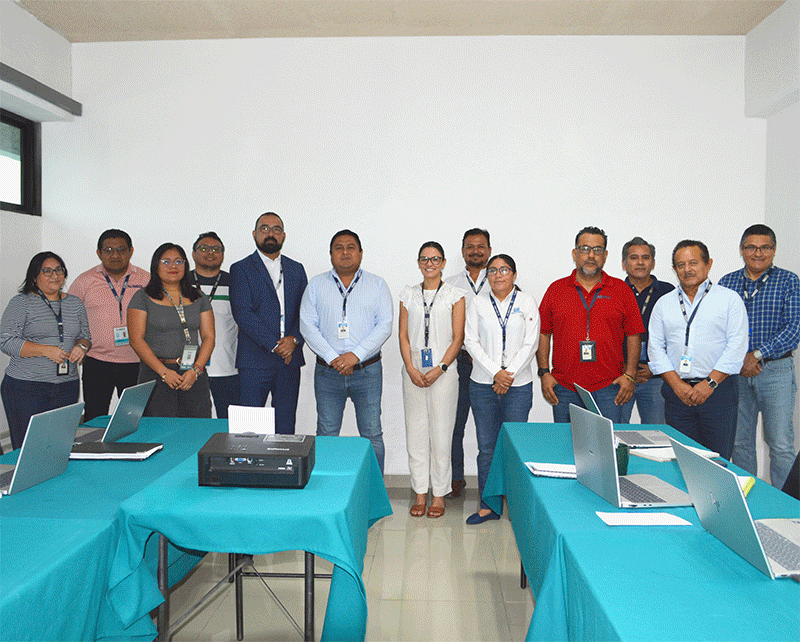 instructores y personal asistente a la capacitación.