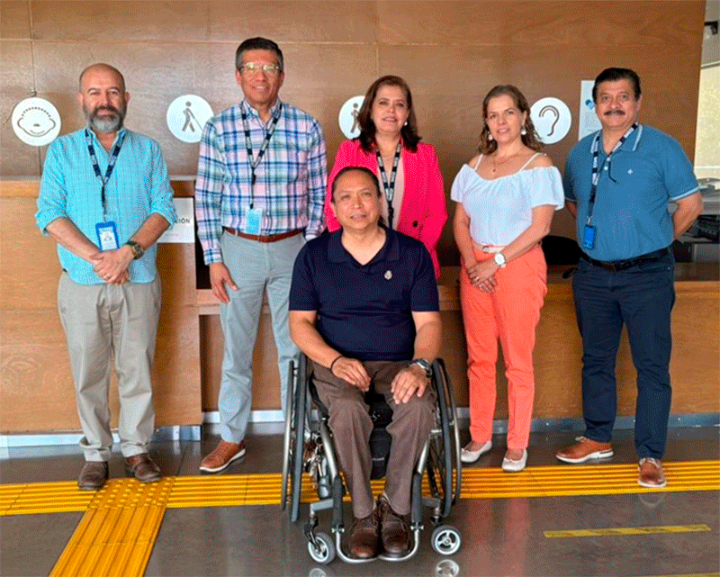 autoridades y personal convocado.