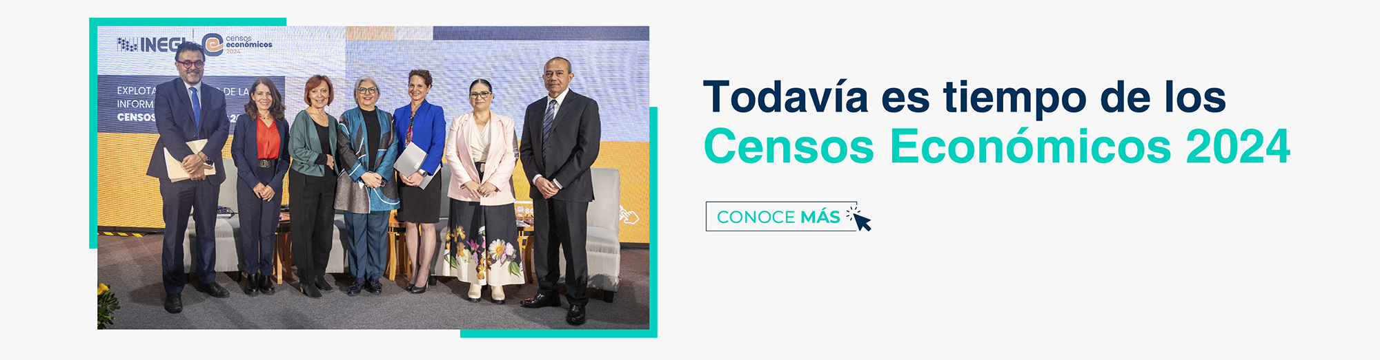autoridades y panelistas.
